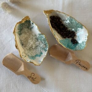 Salière et poivrière originale en coquilles d’huîtres dorées, motif corail vert d’eau