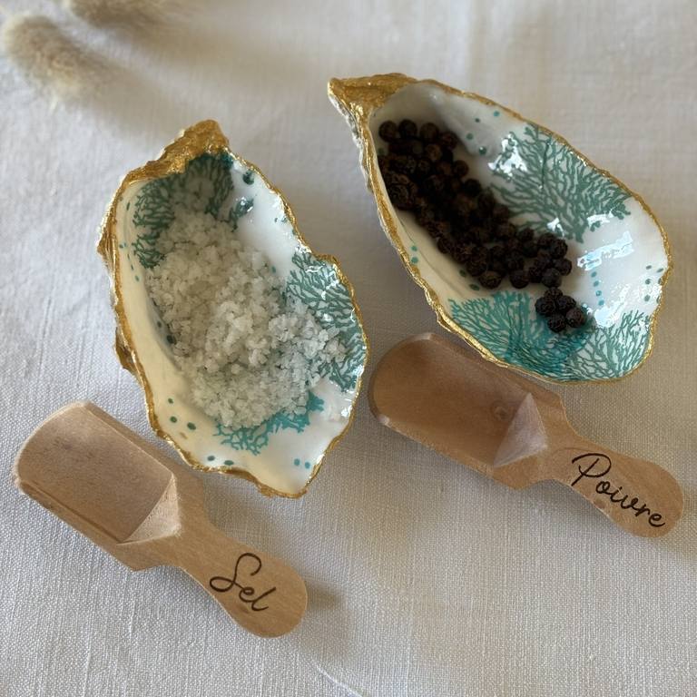 Duo sel et poivre – motif corail vert d’eau Salière et poivrière originale en coquilles d’huîtres dorées, motif corail vert d’eau