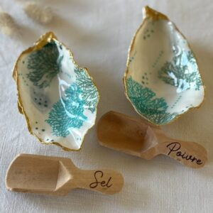 Duo de coquilles corail vert d’eau avec cuillères, présenté sur une table dressée