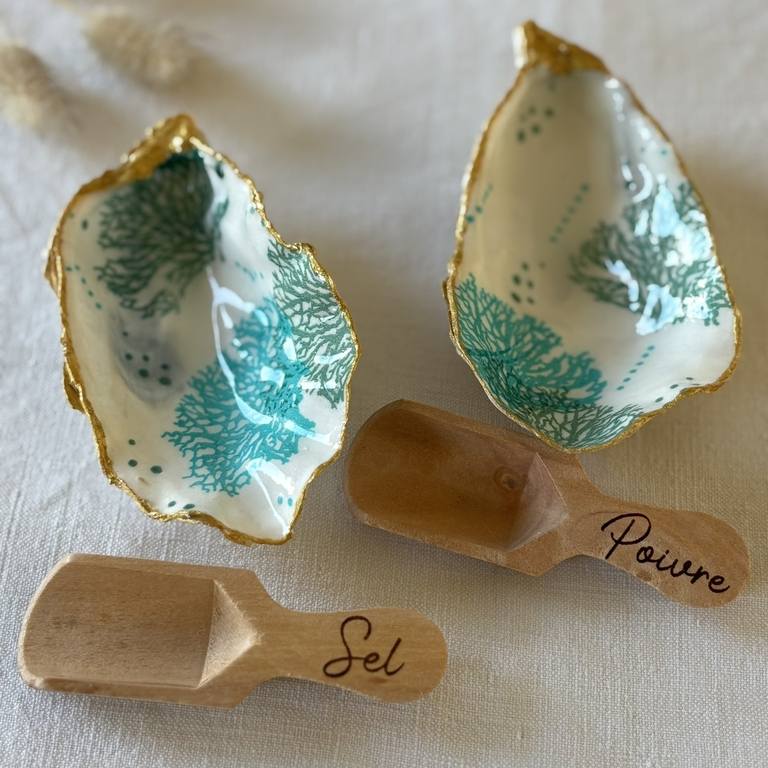 Mise en situation sur une table estivale Duo de coquilles corail vert d’eau avec cuillères, présenté sur une table dressée