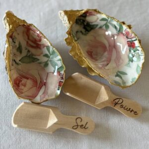 Duo sel et poivre en coquilles d’huîtres décorées de roses anciennes avec cuillères en bois