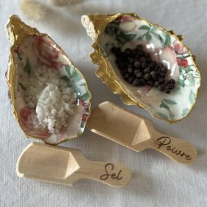 Coquilles garnies de sel et poivre, décorées de roses anciennes sur fond crème et vert