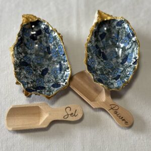 Salière et poivrière originale délicate, coquilles décorées de fleurs bleues avec cuillères bois