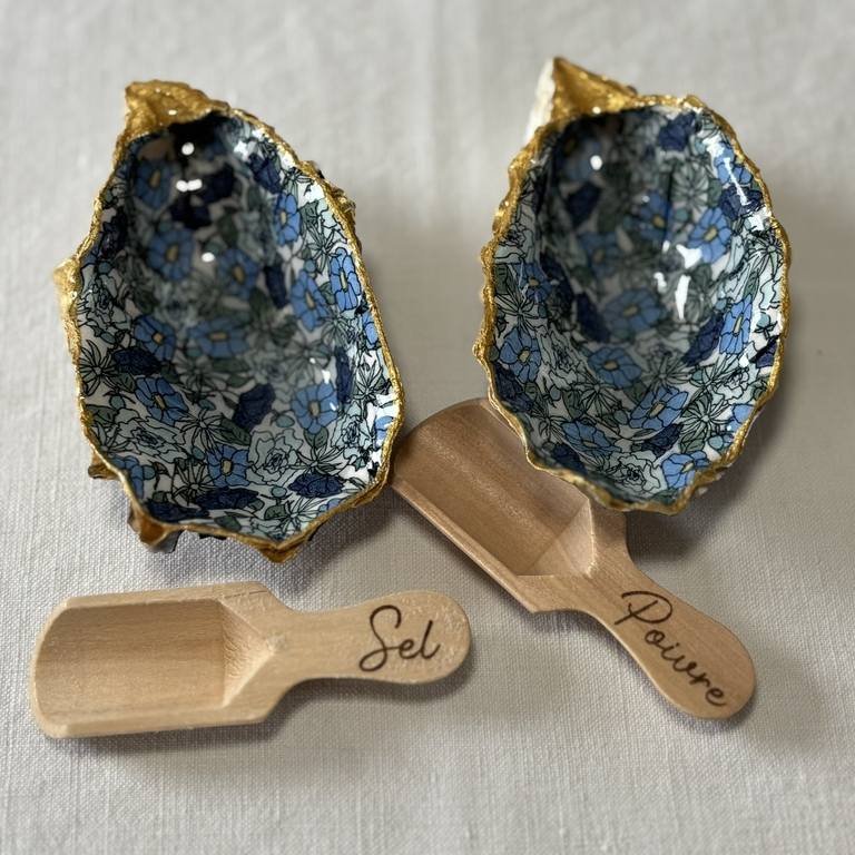 Duo sel et poivre motif fleurs bleues – présentation à plat Salière et poivrière originale délicate, coquilles décorées de fleurs bleues avec cuillères bois