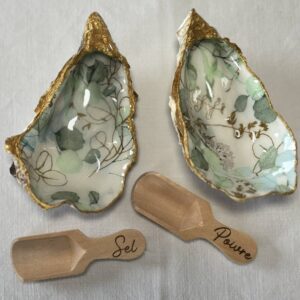 Salière et poivrière en coquilles vues du dessus, motif végétal vert et doré
