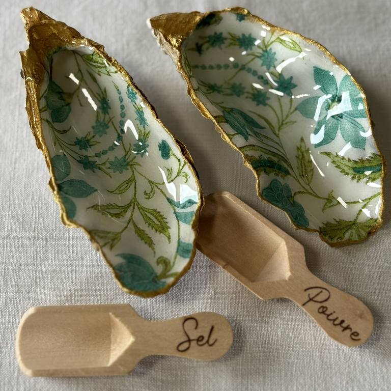 Détail du motif fleurs bleues à l’intérieur des coquilles dorées Zoom sur les coquilles décorées de fleurs bleues et dorées