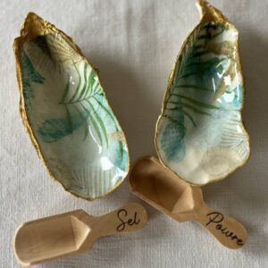 Duo de coquilles d’huîtres dorées décorées de motifs de coquillages vert d’eau