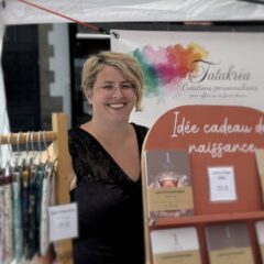 tatakrea-createur-marche Sophie, créatrice de Tatakréa, sur son stand au marché, entourée de ses créations originales.
