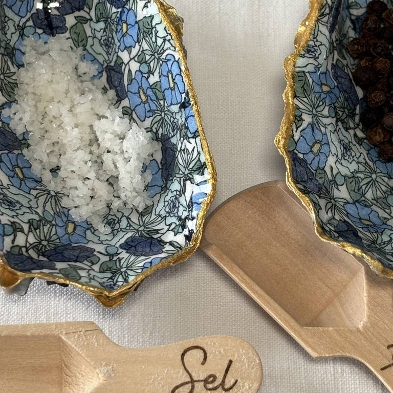 Motif fleurs bleues – gros plan sur les détails Zoom sur les détails du motif fleurs bleues à l’intérieur des coquilles