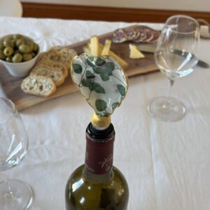 Bouchon de vin original en coquille d’huître motif eucalyptus, posé sur une table en bois