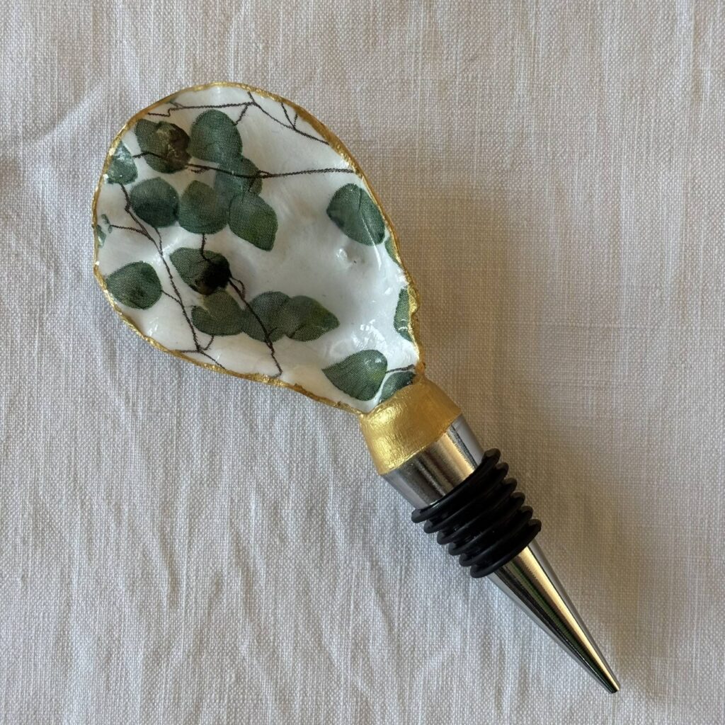 Motif eucalyptus peint sur un bouchon de vin en coquille d’huître