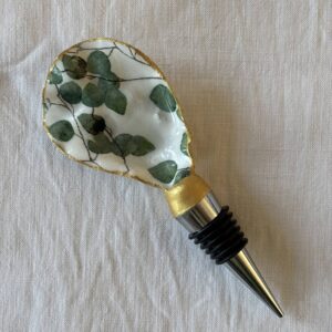 Motif eucalyptus peint sur un bouchon de vin en coquille d’huître