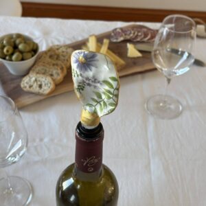 Bouchon de vin en coquille d’huître motif fleuri violet et vert sur bouteille