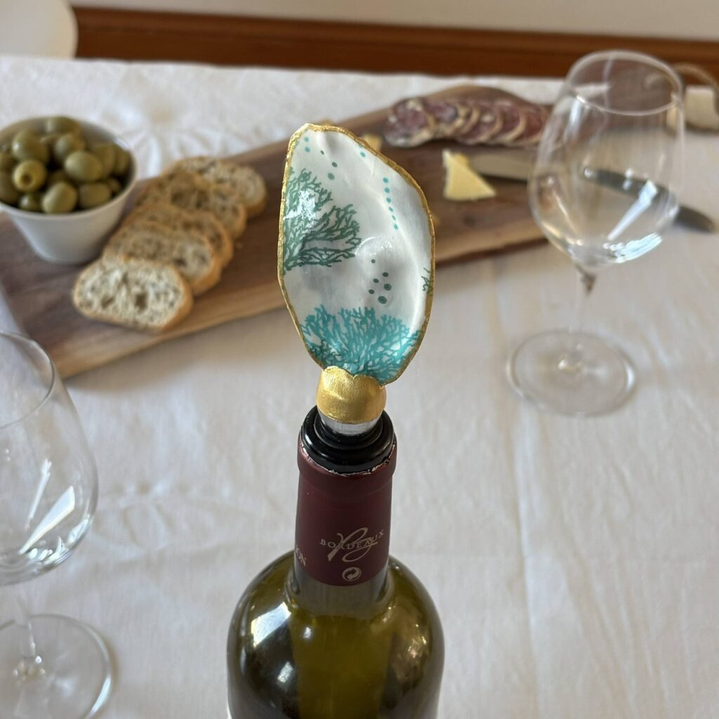 Bouchon de vin en coquille d’huître décoré d’un motif marin corail bleu-vert