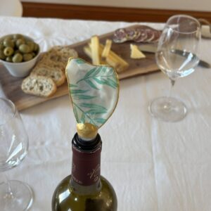 Bouchon de vin en coquille d’huître motif feuillage vert clair.