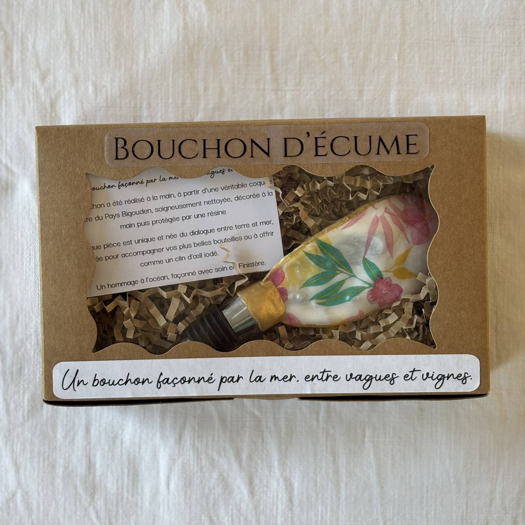Présenté dans un coffret prêt à offrir. Bouchon de vin original motif floral exotique en coquille d’huître, présenté dans sa boîte cadeau.