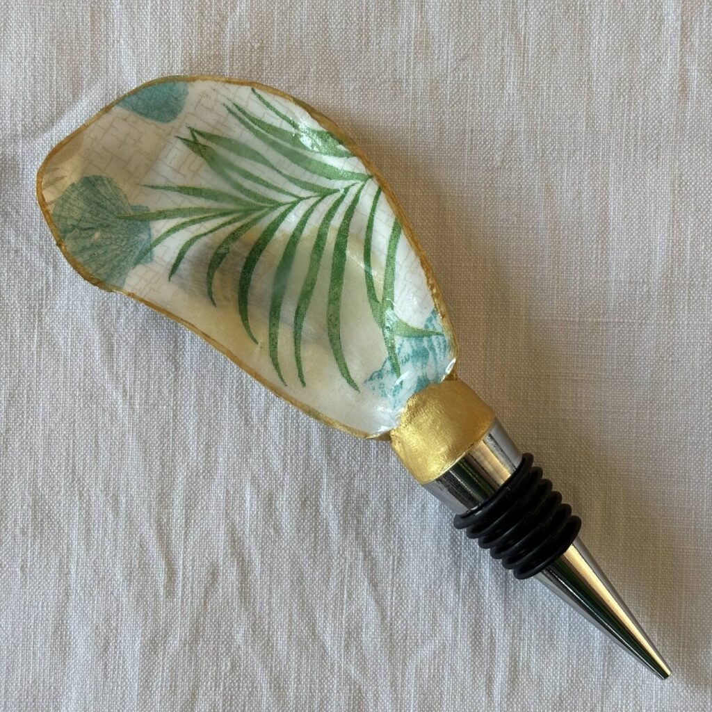 Bouchon de vin original en coquille d’huître motif tropical marin vu de près.