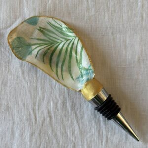 Bouchon de vin original en coquille d’huître motif tropical marin vu de près.