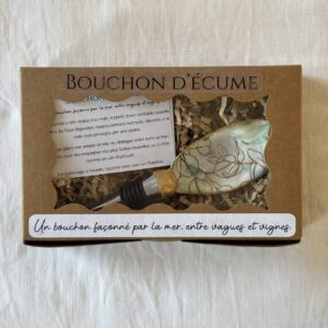 Bouchon de vin original motif feuilles dorées et vert d’eau présenté dans une boîte cadeau kraft, création artisanale bretonne.
