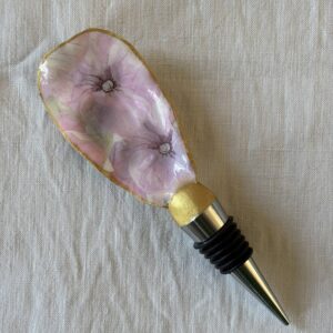Bouchon de vin original motif hortensias en coquille d’huître, peint à la main et protégé par résine.