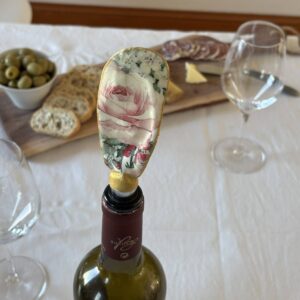 Bouchon de vin original motif floral rose ancienne en coquille d’huître, sur bouteille lors d’un apéritif.