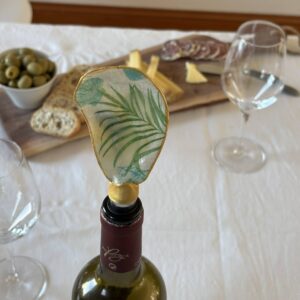 Bouchon de vin original en coquille d’huître motif tropical marin sur bouteille de vin.