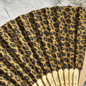 Détail tissu imprimé léopard d’un éventail original