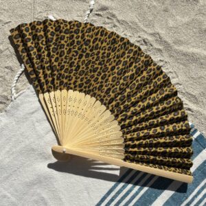 Éventail original motif léopard en tissu et bambou