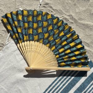 Éventail original motifs bleu et jaune en tissu et bambou