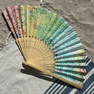 Éventail original motifs arc-en-ciel en tissu et bambou