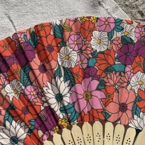 Détail du tissu fleuri multicolore d’un éventail original en bambou