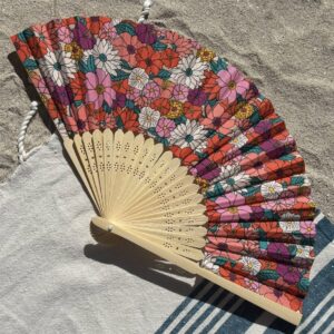 Éventail original motifs fleuris multicolores en tissu et bambou