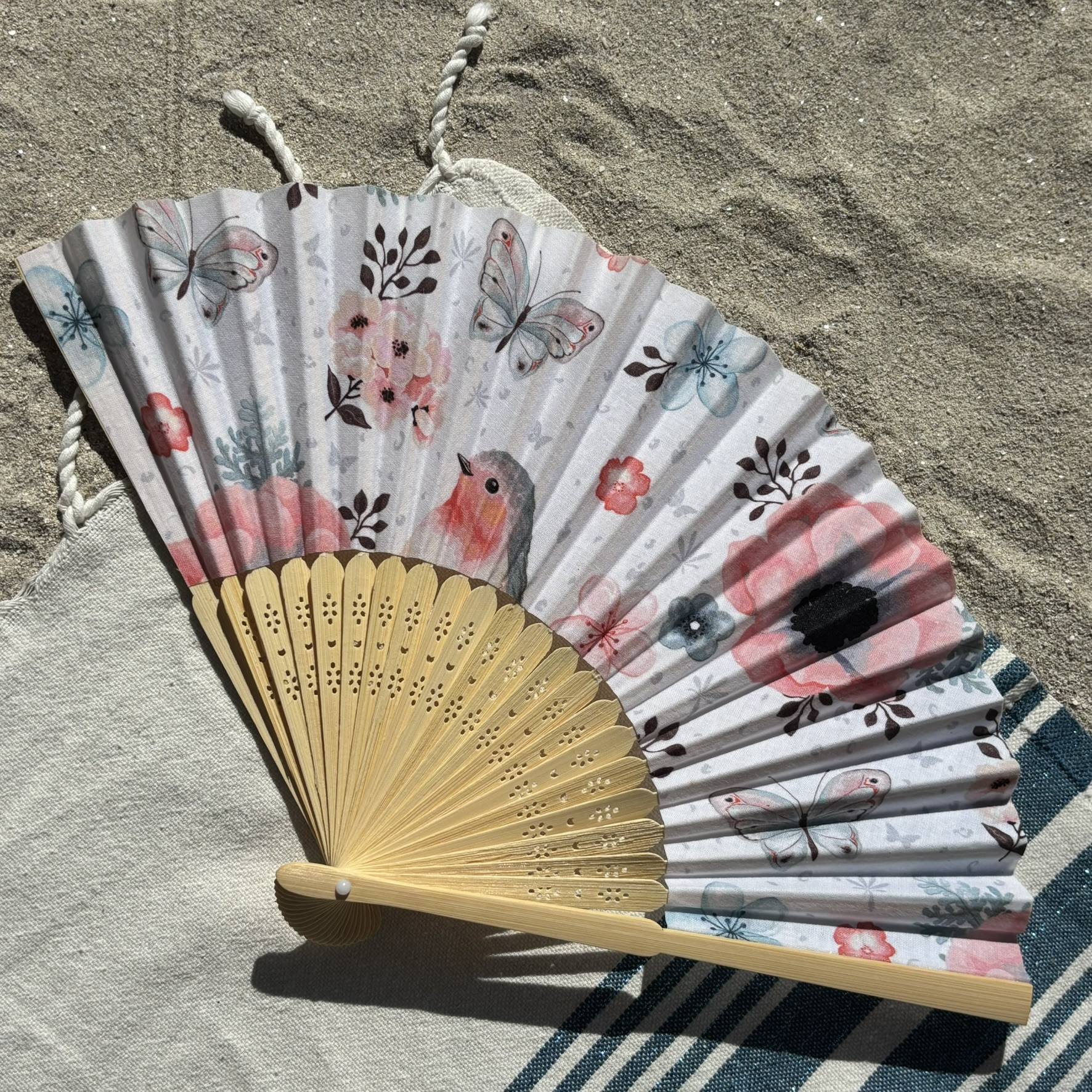 Éventail fleuri et papillons, délicat et pratique pour l’été Éventail original motifs fleuris et papillons en tissu et bambou