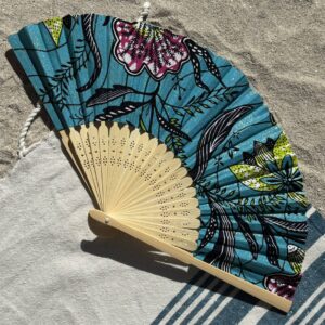 Éventail original motifs floraux turquoise en tissu et bambou