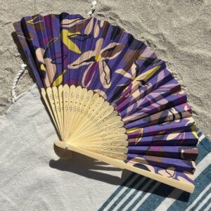 Éventail original motifs floraux violets en tissu et bambou