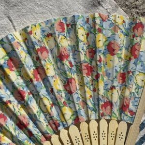 Détail du tissu fleuri à motifs tulipes d’un éventail original en bambou