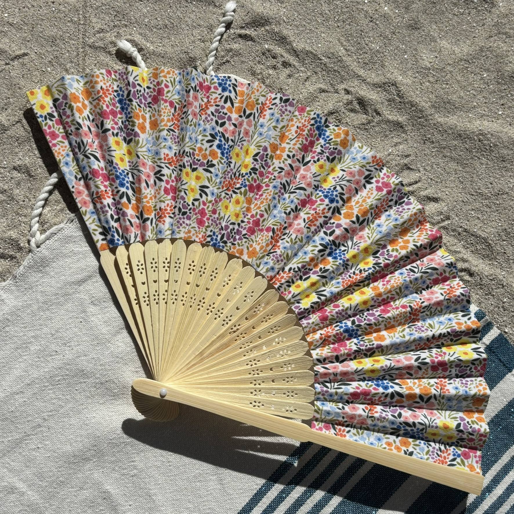 Éventail fleuri multicolore, délicat et pratique pour l’été Éventail original petites fleurs multicolores en tissu et bambou