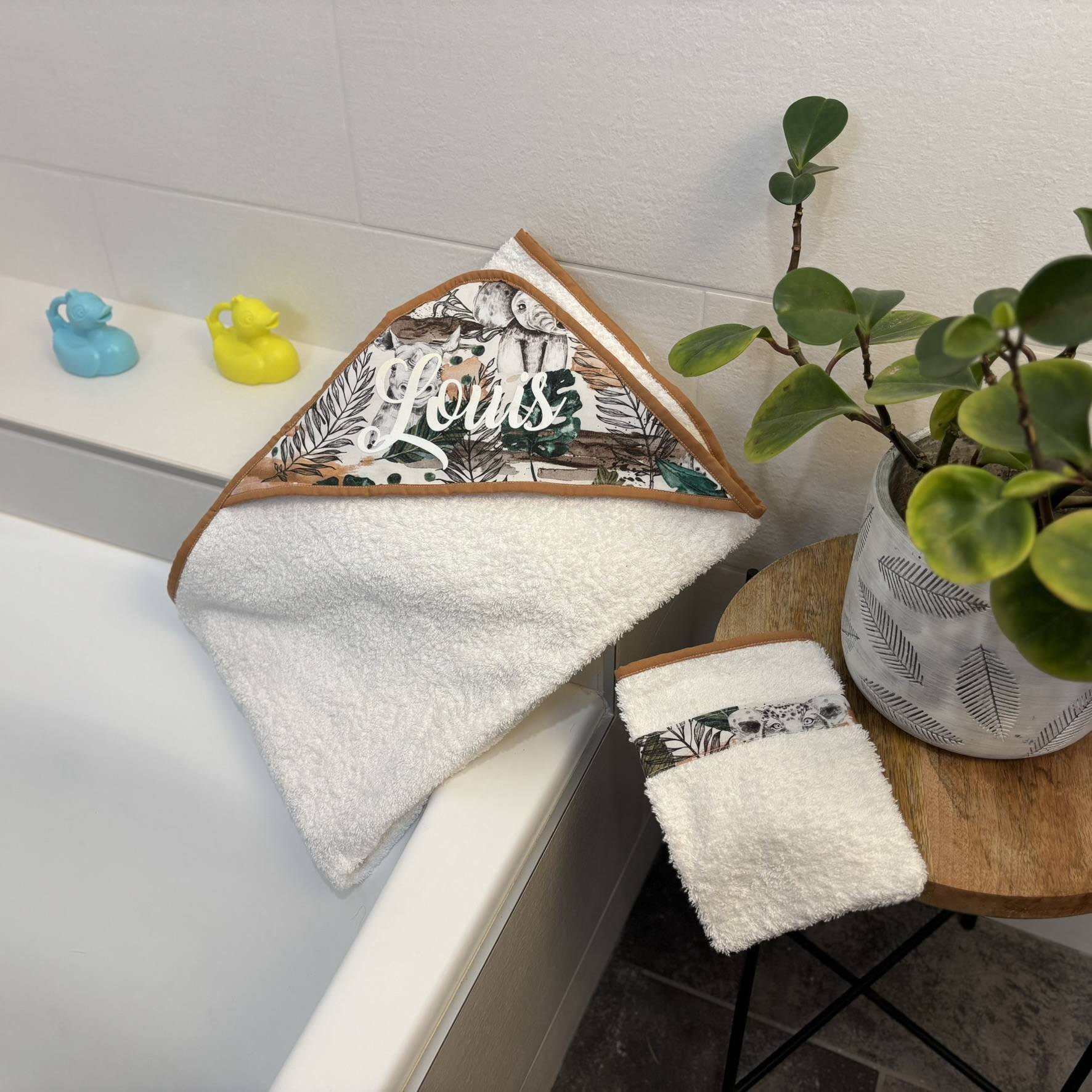 Cape de bain personnalisée – modèle Louis Cape de bain bébé personnalisée avec prénom Louis, tissu nature et feuillages, avec gant assorti offert