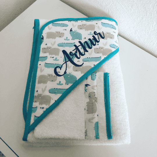 Cape de bain personnalisée – modèle Arthur Cape de bain bébé personnalisée avec prénom Arthur, tissu animaux bleus et biais turquoise