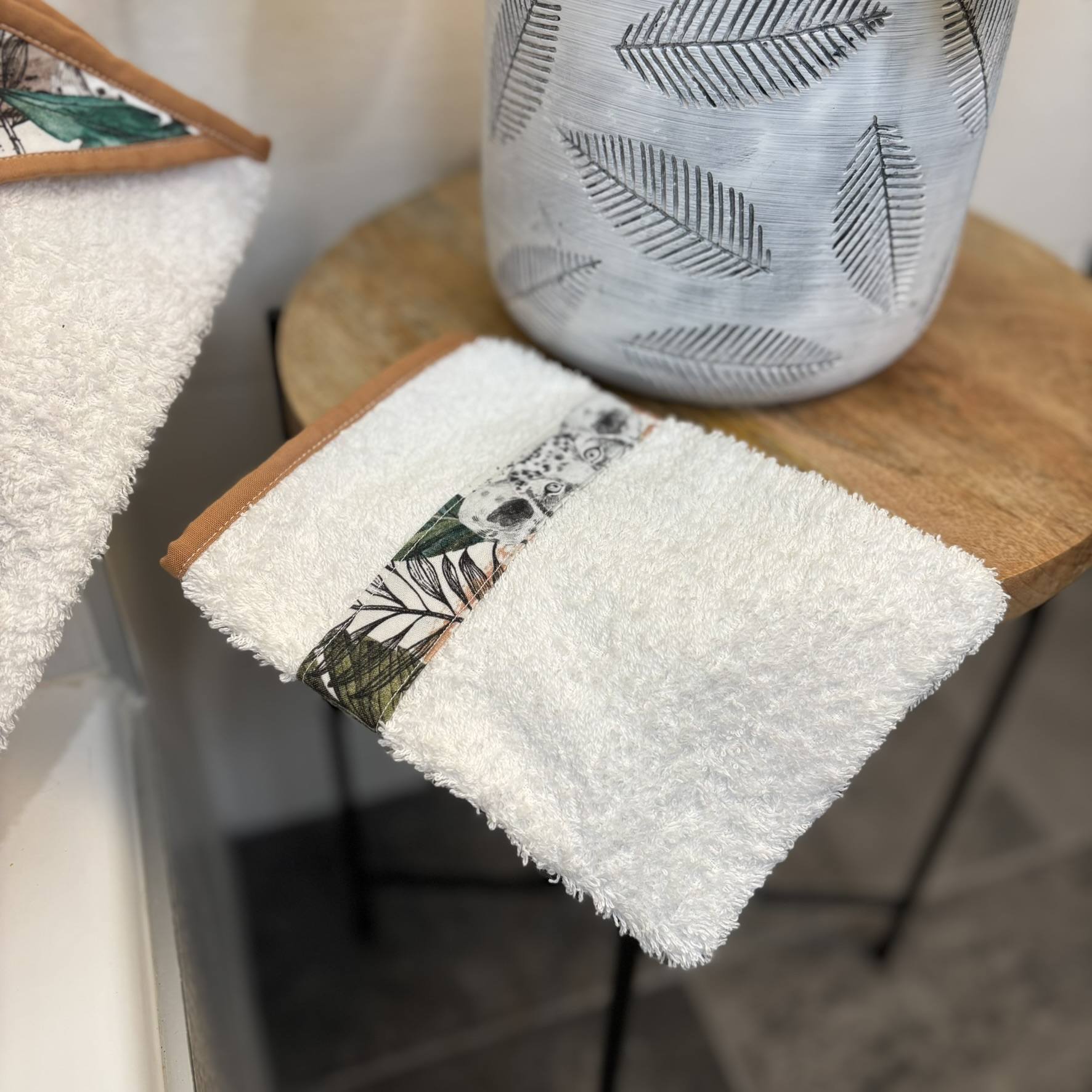 Détail du gant assorti – modèle Louis Gant de toilette assorti à la cape de bain personnalisée Louis, tissu feuillage et animaux