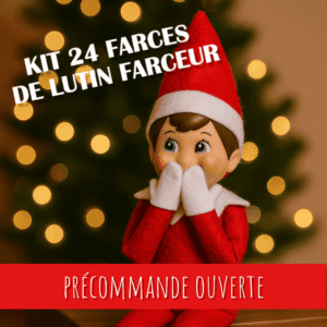 Kit de 24 farces du lutin farceur de Noël – précommande ouverte. Lutin farceur souriant devant un sapin illuminé.