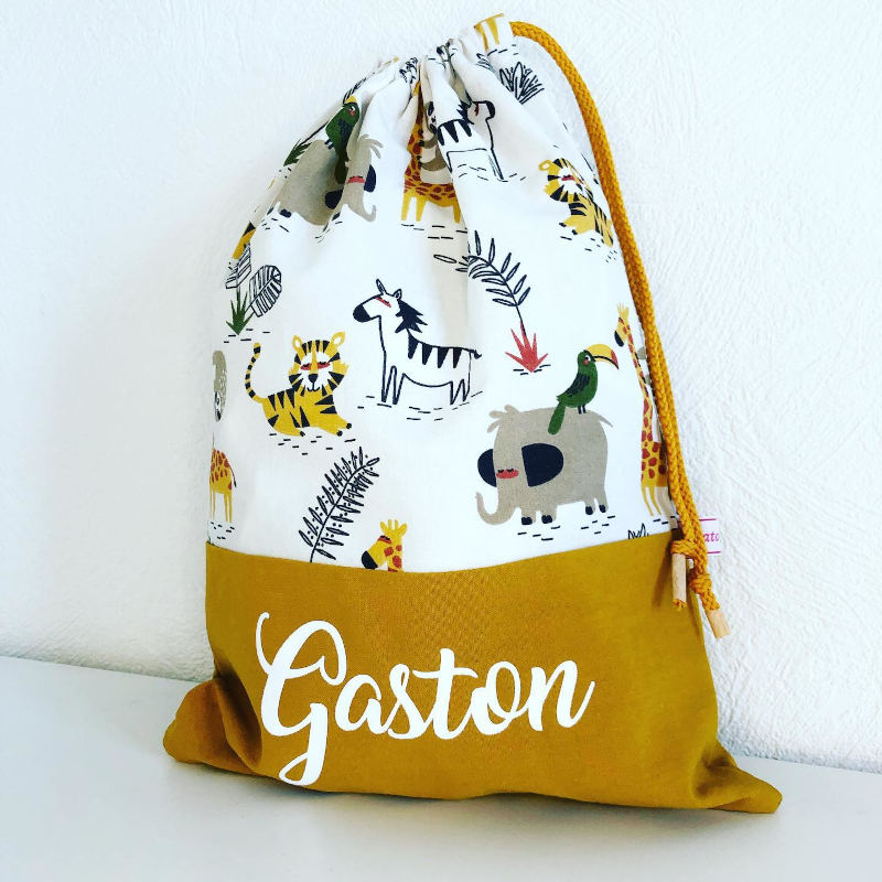 Sac personnalisé enfant avec prénom – exemple de tissu à motifs animaux Sac personnalisé enfant en tissu avec prénom Gaston, motif animaux
