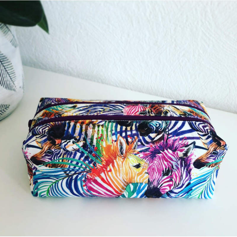 Une trousse double originale et colorée. Trousse double en coton motif animaux, fabrication artisanale