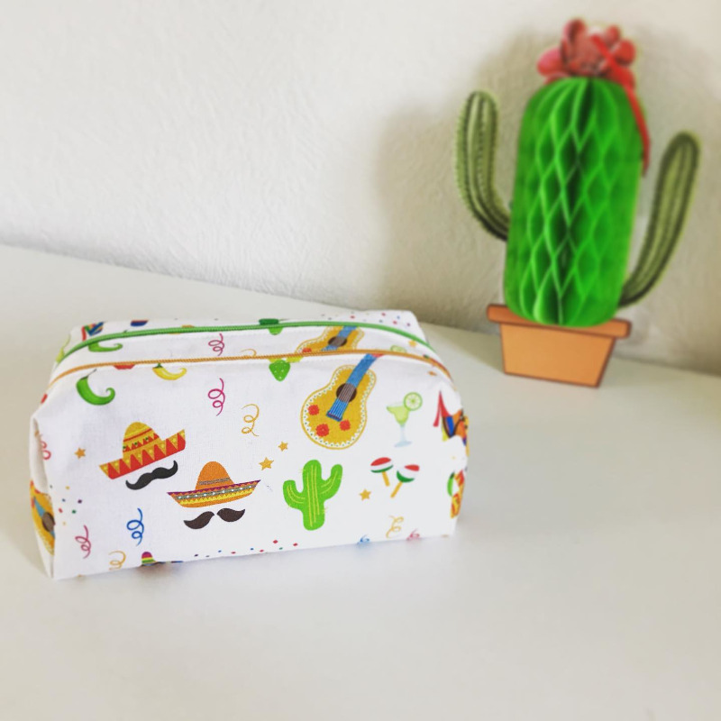 Trousse double colorée, réalisée à la demande avec choix des tissus. Trousse double en coton motif cactus, création artisanale pour l’école