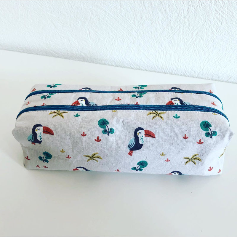 Double fermeture éclair pour un accès facile aux deux compartiments. Trousse double avec deux fermetures éclair en tissu coton