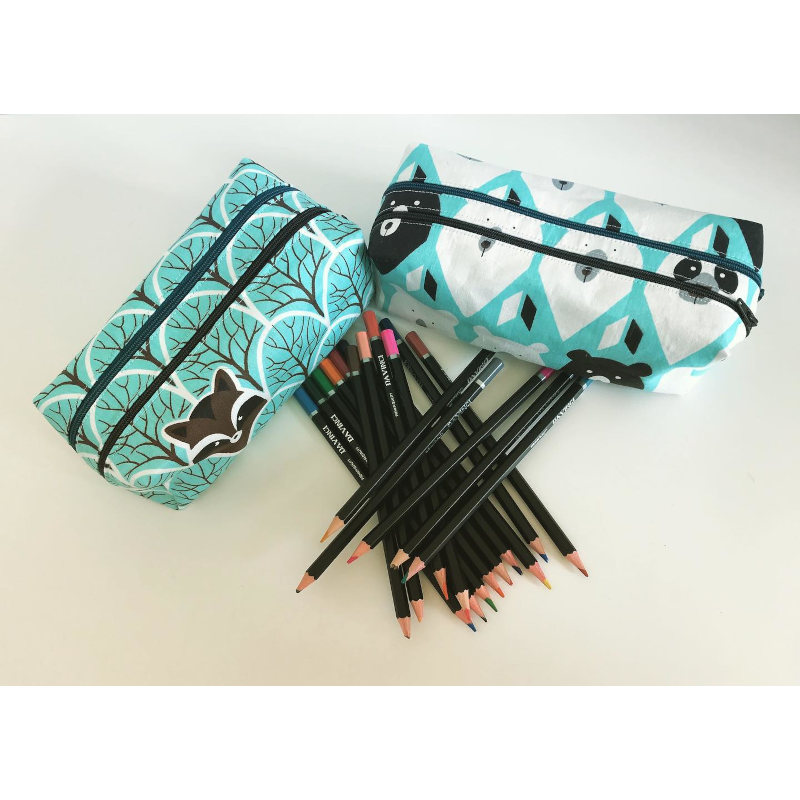 Une trousse double pratique pour bien organiser crayons et feutres. Trousse double écolier en tissu coton avec deux compartiments et crayons