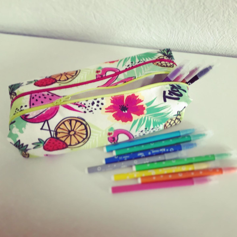 Deux compartiments séparés pour une organisation optimale. Trousse double personnalisée ouverte avec deux compartiments de rangement