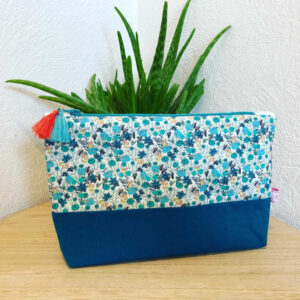 Trousse de toilette bébé en tissu fleuri bleu avec base unie