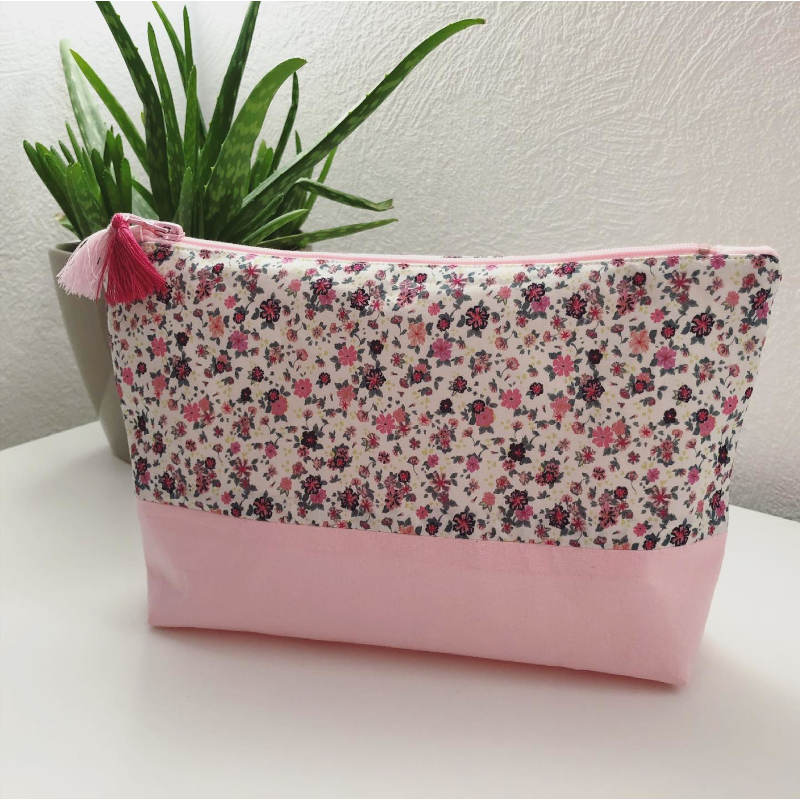 Trousse de toilette bébé en tissu fleuri rose, confectionnée à la demande. Trousse de toilette bébé en tissu coton à petites fleurs roses