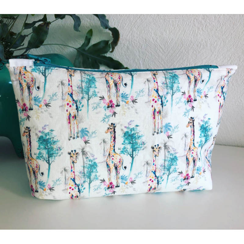 Trousse de toilette bébé en coton à motif girafes colorées. Trousse de toilette bébé en tissu coton à motif girafes